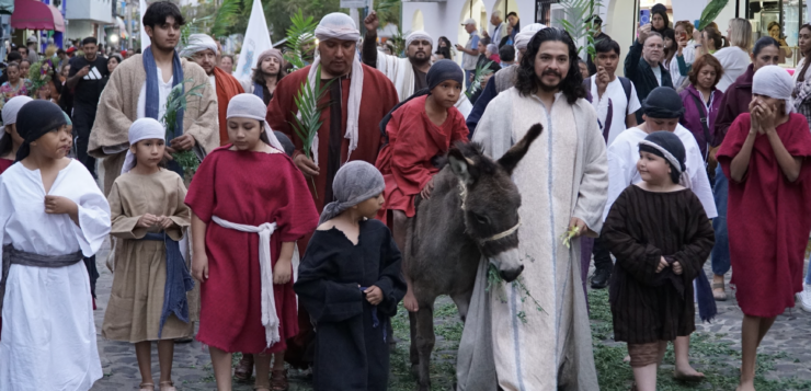Ajijic marks Palm Sunday amid wind and other challenges